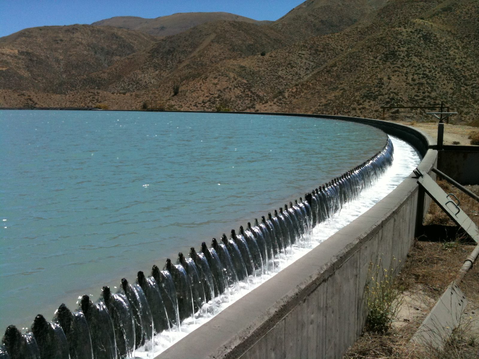 Agua recuperada en el rebalse del espesador